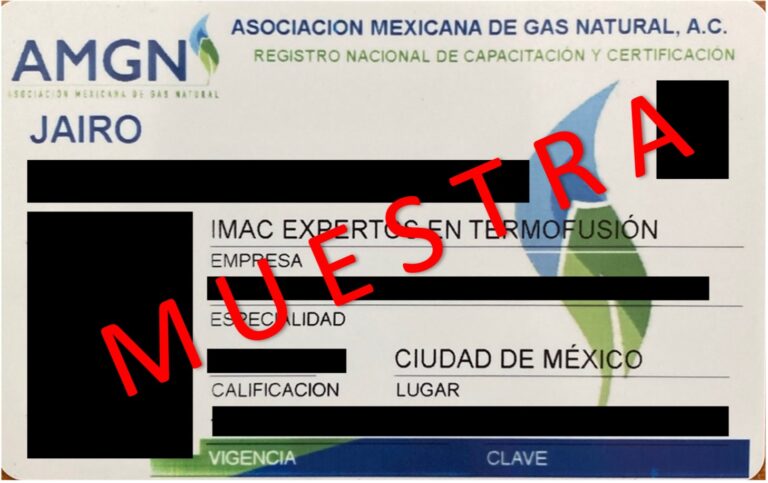 Credencial de certificación para operador de termofusión emitida por la Asociación Mexicana de Gas Natural (AMGN), con datos personales protegidos, perteneciente al personal de IMAC Expertos en Termofusión.
