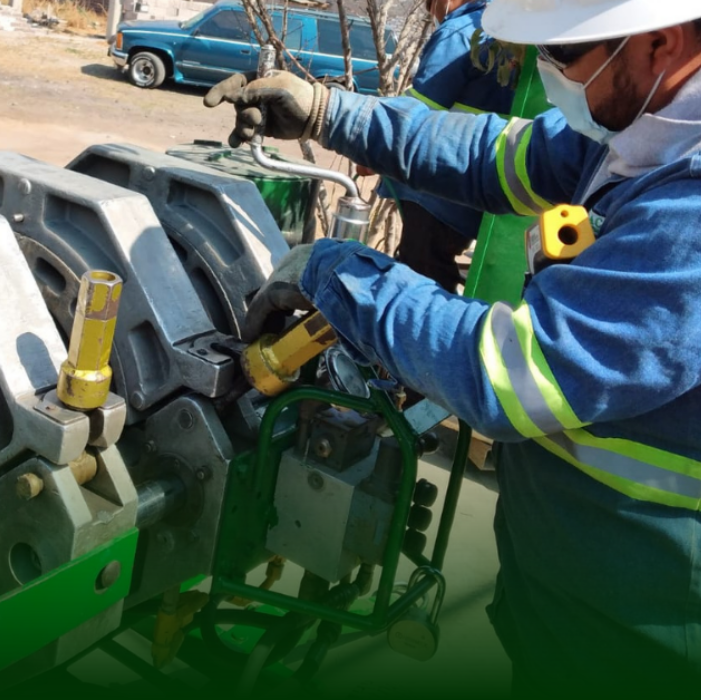 Operador certificado realizando termofusión de tubería PEAD con equipo McElroy