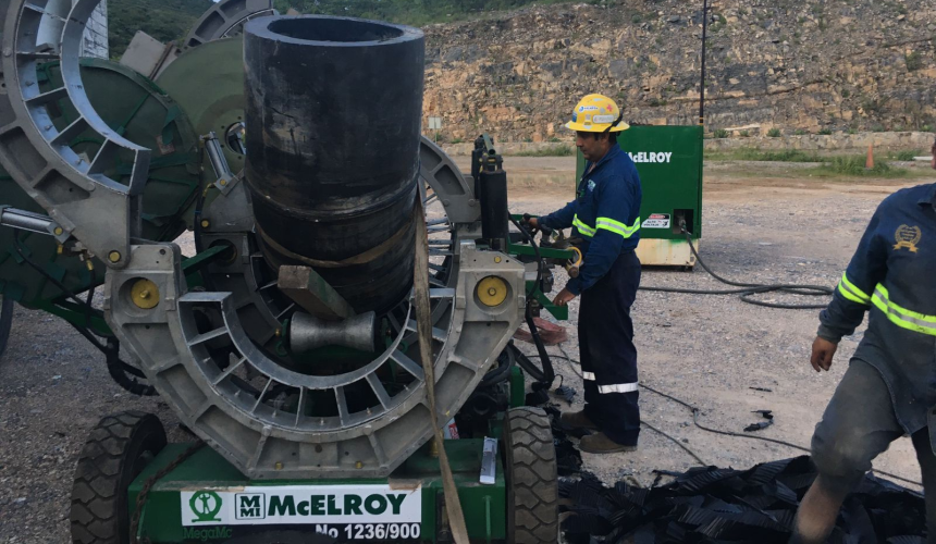Especialista de IMAC realizando la termofusión de tubería PEAD de gran diámetro con una máquina McElroy 1236-900 para un proyecto de infraestructura hidráulica.