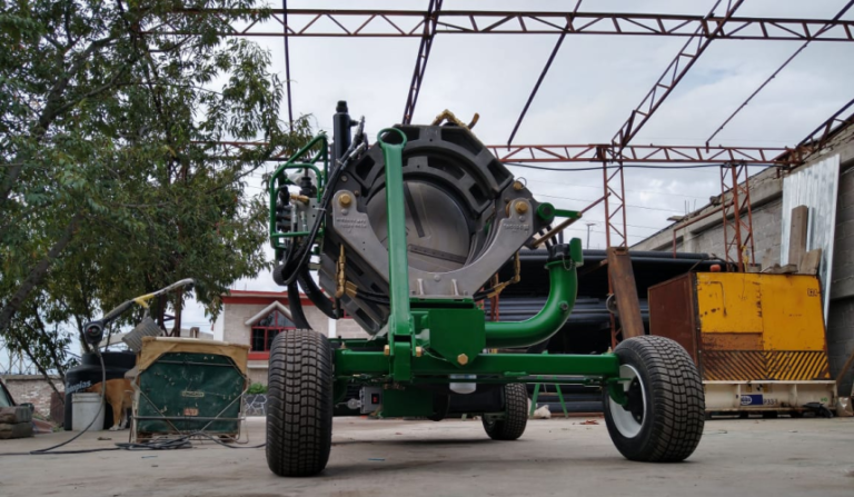 Equipo de termofusión McElroy 618 preparado para fusionar tubería de polietileno de alta densidad (HDPE) mediante el proceso de termofusión.