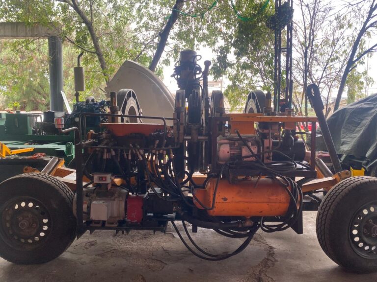 Equipo de termofusión Worldpoly preparado para fusionar tubería de polietileno de alta densidad (HDPE) mediante el proceso de termofusión.
