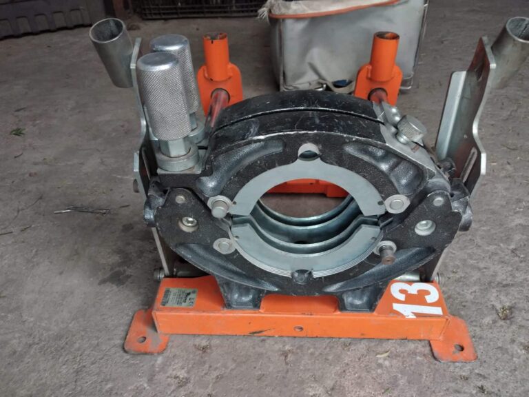Máquina de termofusión Ritmo preparada para soldar tubería de polietileno de alta densidad (HDPE) mediante el proceso de termofusión.