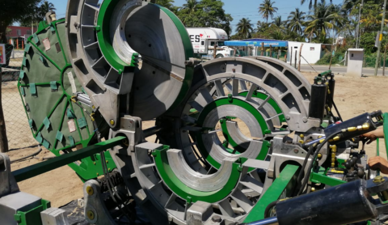 Equipo McElroy de gran diámetro preparado para realizar el proceso de termofusión de tubería HDPE en un proyecto de infraestructura hidráulica.